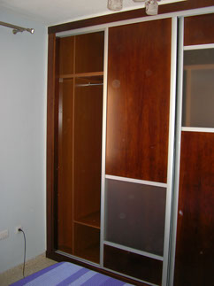 Puerta corredera de armario en acero y nogal